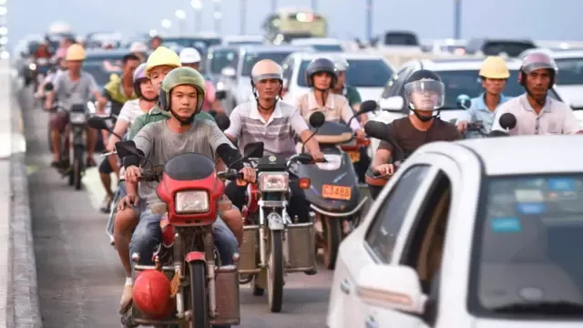 八十年代中国改革开放，摩托车快捷便宜，成为人们在各城中村窄小街巷里的代步工具 ...