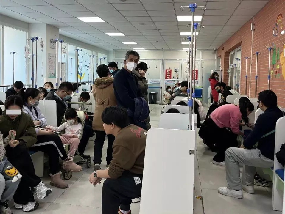 输液室座无虚席