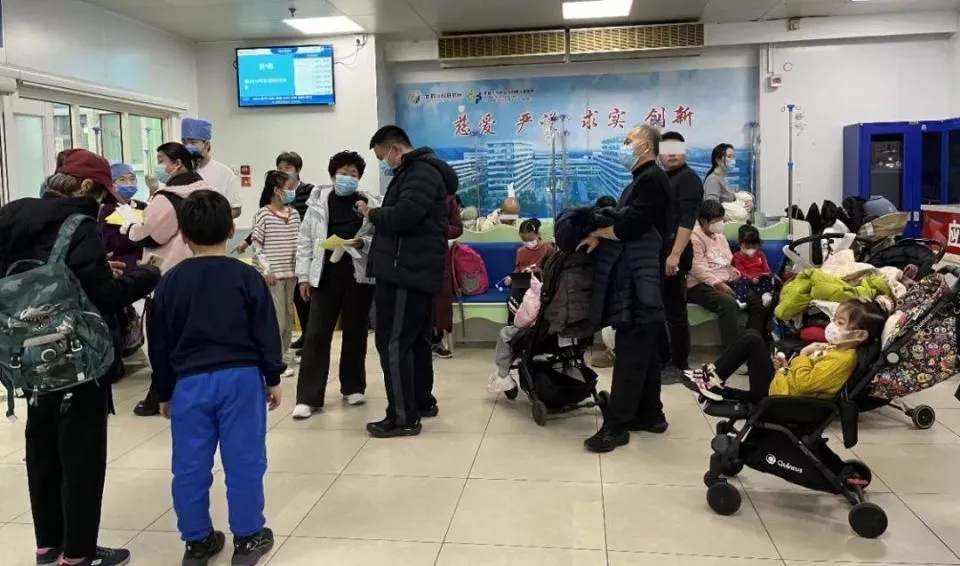 急诊分诊台处的患者