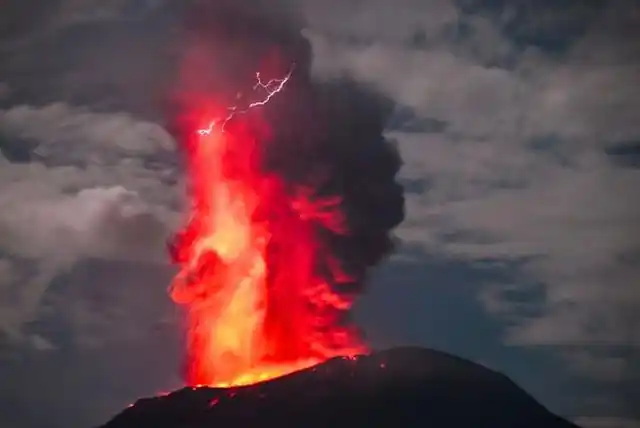 火山灰柱最高达6000米