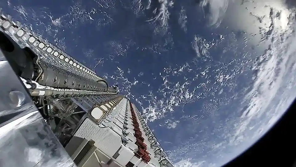 准备在近地轨道上部署的“星链”卫星