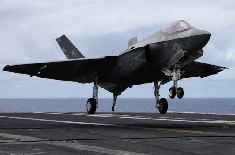一架 F-35 战机在美国夏威夷瓦胡岛以南约 100 英里的环太平洋 (RIMPAC) 军事演习期间降落在卡尔文森号航空 ...