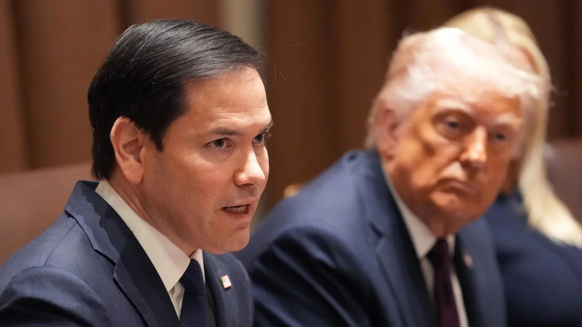 国务卿马尔科·卢比奥在华盛顿特区白宫内阁会议上与总统唐纳德·特朗普一起发表讲话 ...