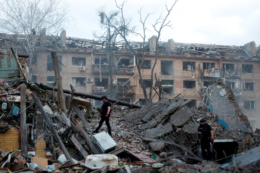 在俄罗斯袭击乌克兰期间，警察在乌克兰基辅视察遭俄罗斯弹道导弹袭击的建筑物现场 ...