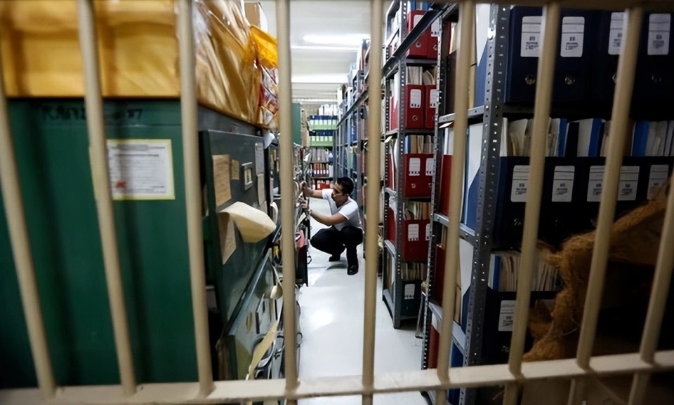 菲律宾反腐部门调查马科斯家族财富的证据，装满了一间屋子