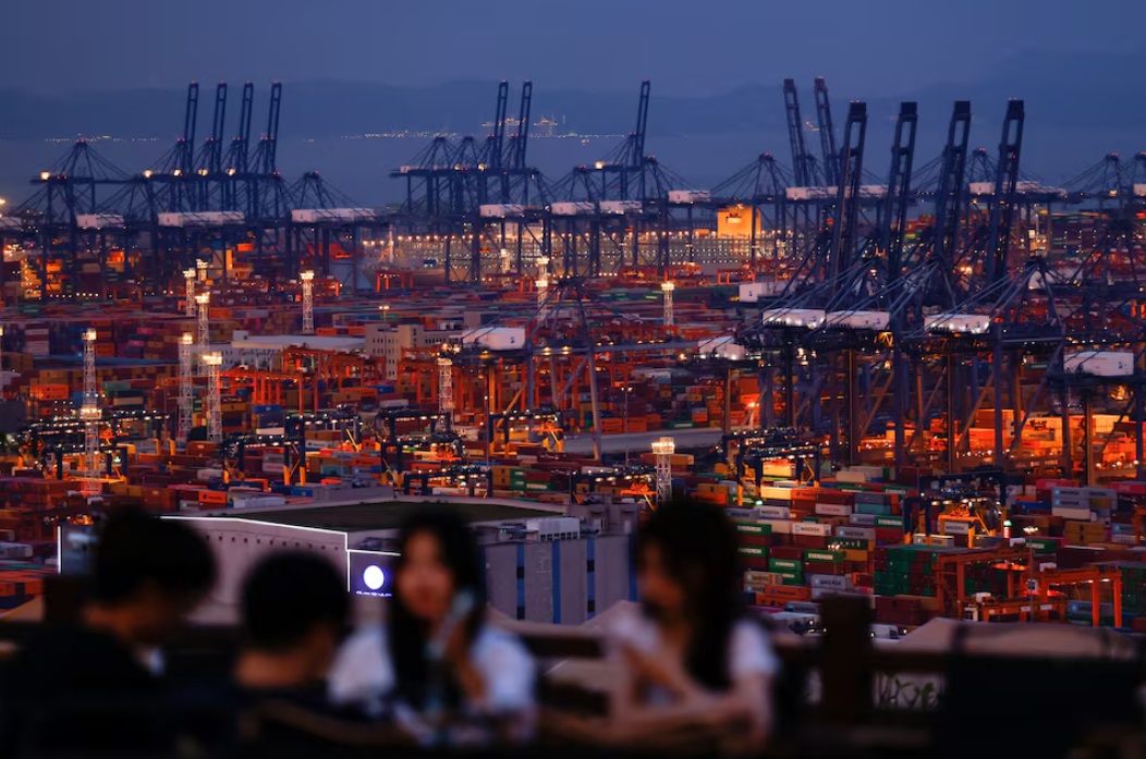 2025年5月9日，人们在中国广东省深圳盐田港的山上享受时光