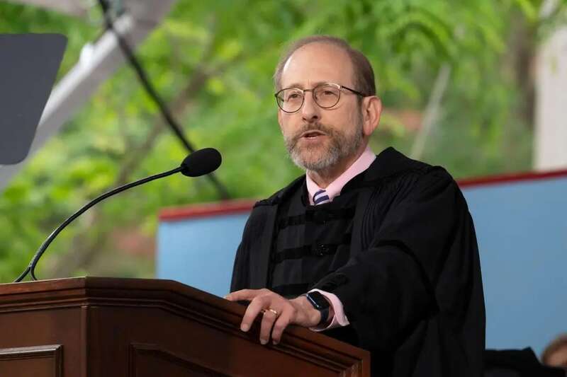 美国哈佛大学校长艾伦·加伯在毕业典礼上发言