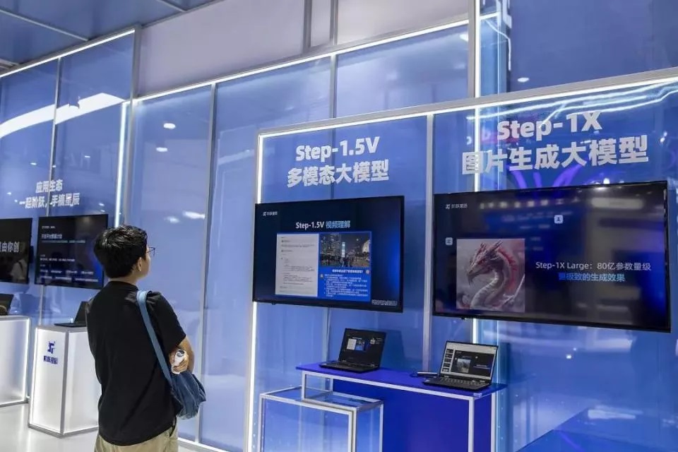 世界人工智能大会（WAIC 2024）上，阶跃星辰展出多模态大模型、图片生成大模型 ...