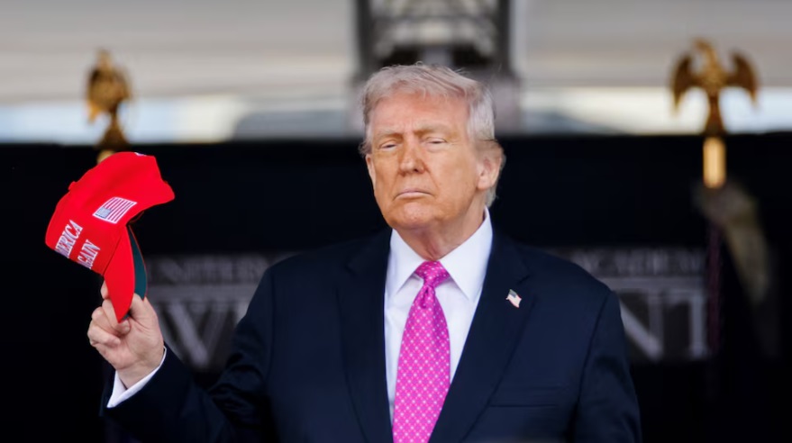 美国总统唐纳德·特朗普出席位于美国纽约州西点军校的西点军校毕业典礼时，手捧“让美国再次伟大”（MAGA） ...