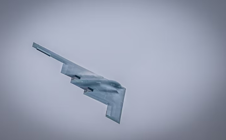 美国空军 B-2 幽灵轰炸机在 2024 年音速航展上进行飞越表演