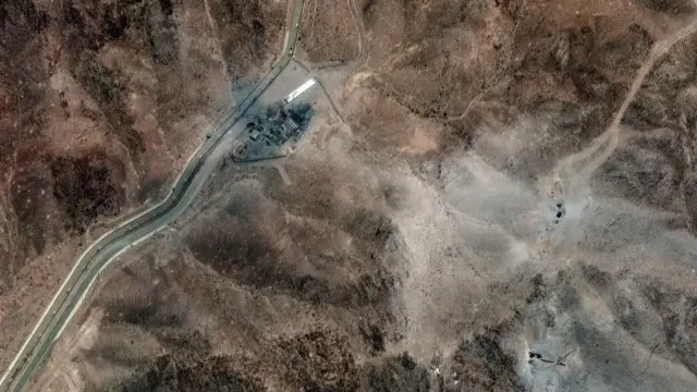 2025年6月24日，伊朗库姆附近，卫星影像显示福尔多燃料浓缩设施周边出现新一轮空袭弹坑 ...