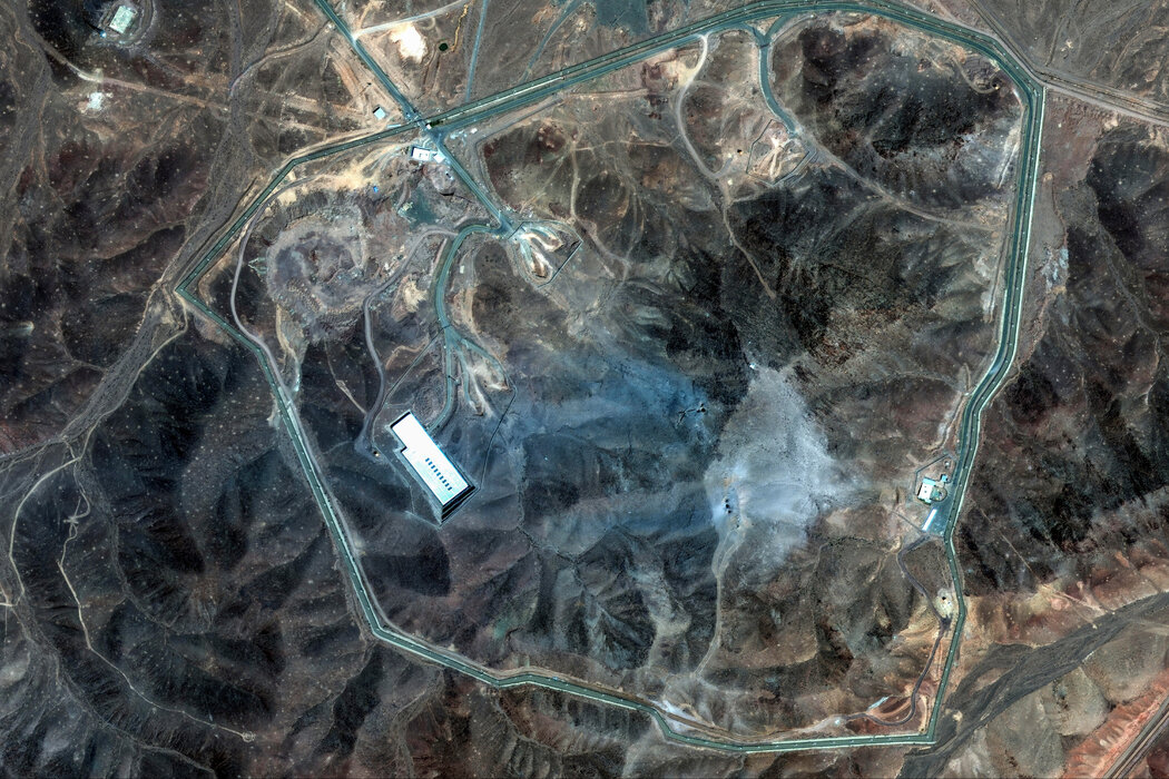 麦克萨尔科技公司周日发布的卫星图像显示了遭美国打击后的伊朗福尔多铀浓缩设施 ...
