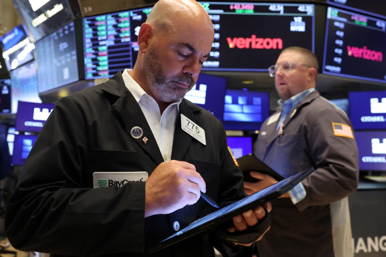 美国纽约市，交易员在纽约证券交易所（NYSE）的交易大厅里工作