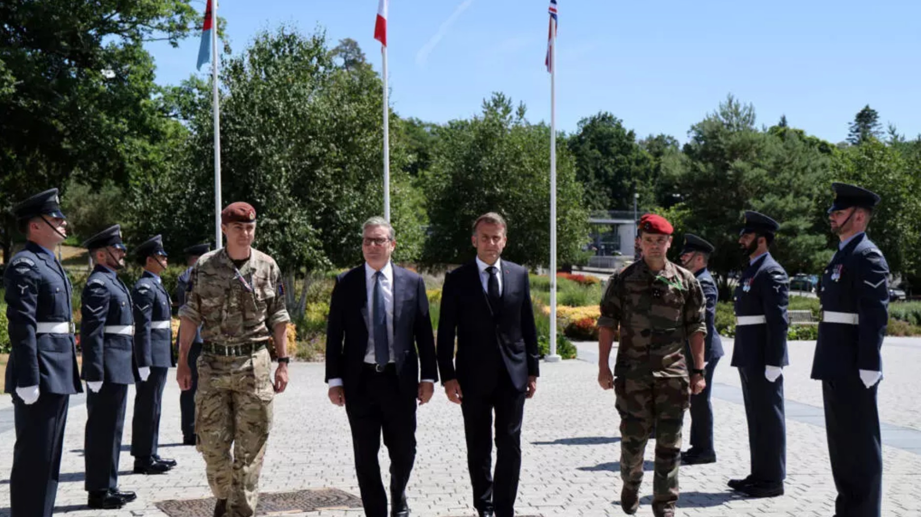 法国总统埃马纽埃尔·马克龙和英国首相基尔·斯塔默在位于诺斯伍德的英国国防部总部参加了“自愿联盟”会议 ...