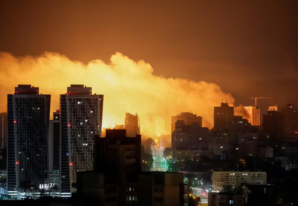 在俄罗斯对乌克兰发动袭击期间，一架无人机在乌克兰基辅的上空爆炸，照亮了城市上空 ...