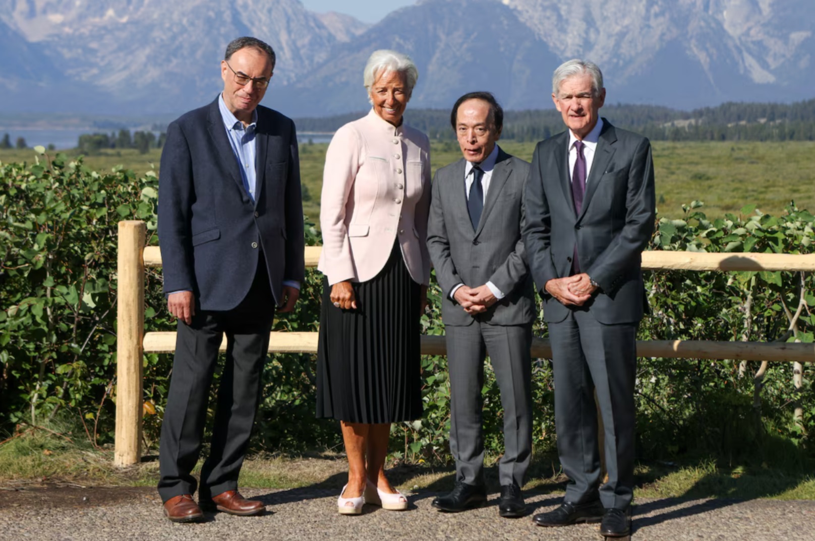 英国央行行长安德鲁·贝利、欧洲央行行长克里斯蒂娜·拉加德、日本央行行长上田和夫和美联储主席杰罗姆·鲍 ...