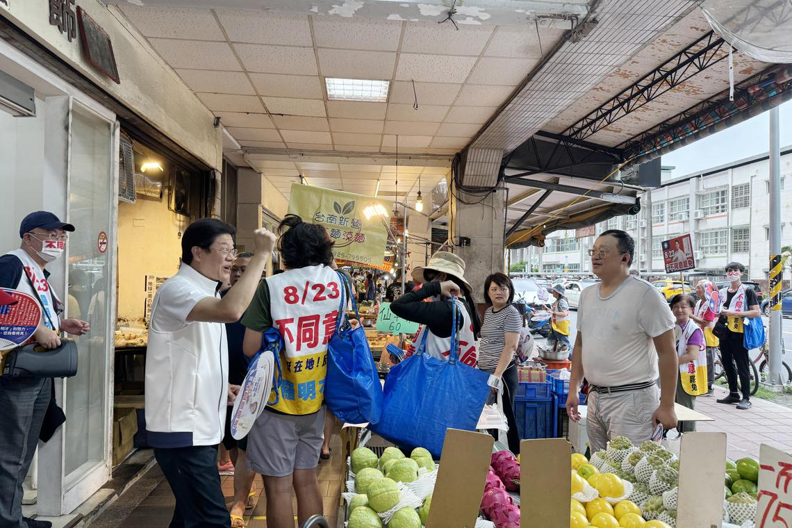台湾在野的国民党立委罗明才（左二，穿白色上衣者）在市场呼吁民众投不同意罢免票 ...