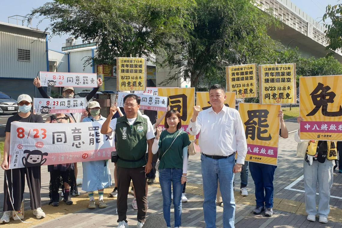 台湾在野的国民党立委罗明才（左二，穿白色上衣者）在市场呼吁民众投不同意罢免票 ...