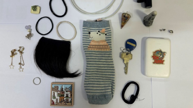 一个装有受害者物品，包括珠宝和衣物等作为纪念品