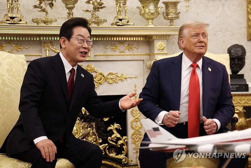 在美国白宫，韩国总统李在明（左）和美国总统特朗普举行会谈