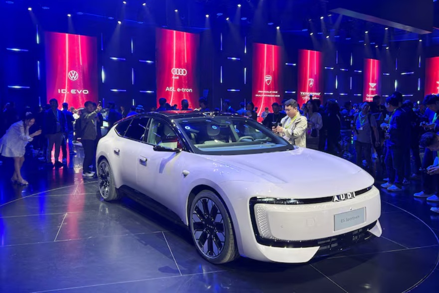 奥迪与上汽集团联合开发的首款电动汽车系列车型奥迪 E5 Sportback 在上海大众汽车活动上亮相 ...