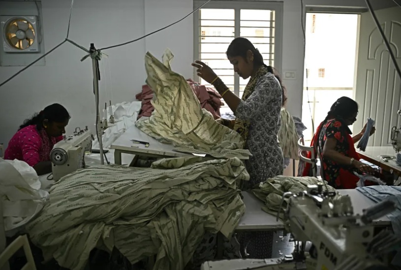 印度班加罗尔一家服装制造厂的服装工人正在挑选连衣裙的面料