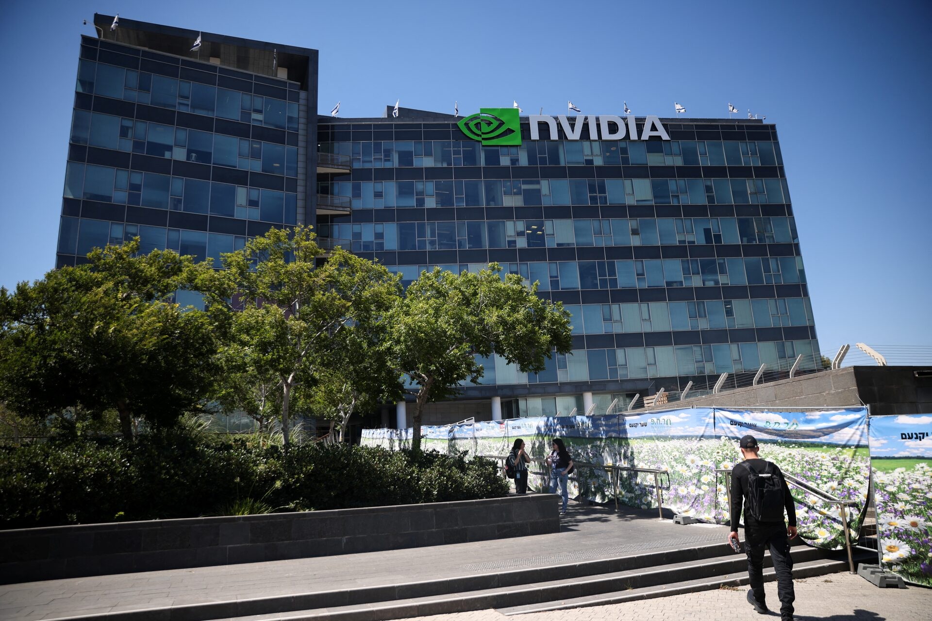 NVIDIA 标志出现在以色列北部 Yokne'am 高科技园区的设施上
