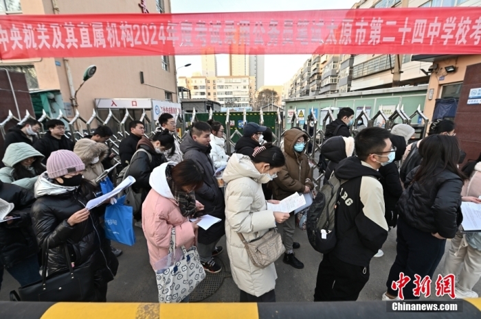 2023年11月26日，山西省太原市，考生步入考场