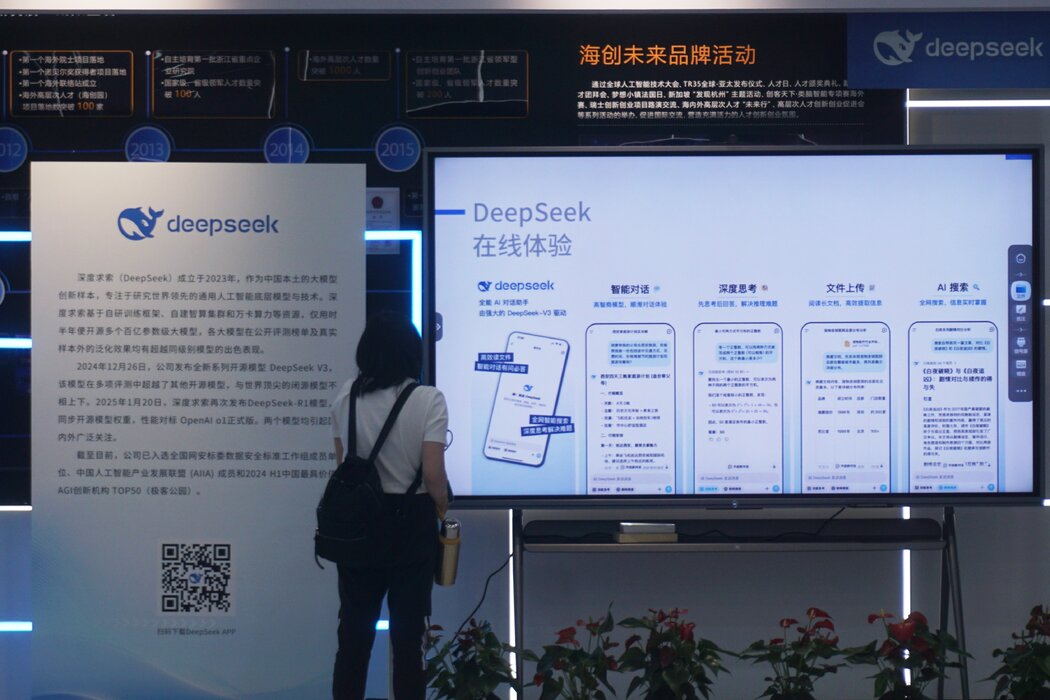 美国科技精英对中国的发展和创新着迷，包括像DeepSeek这样的公司