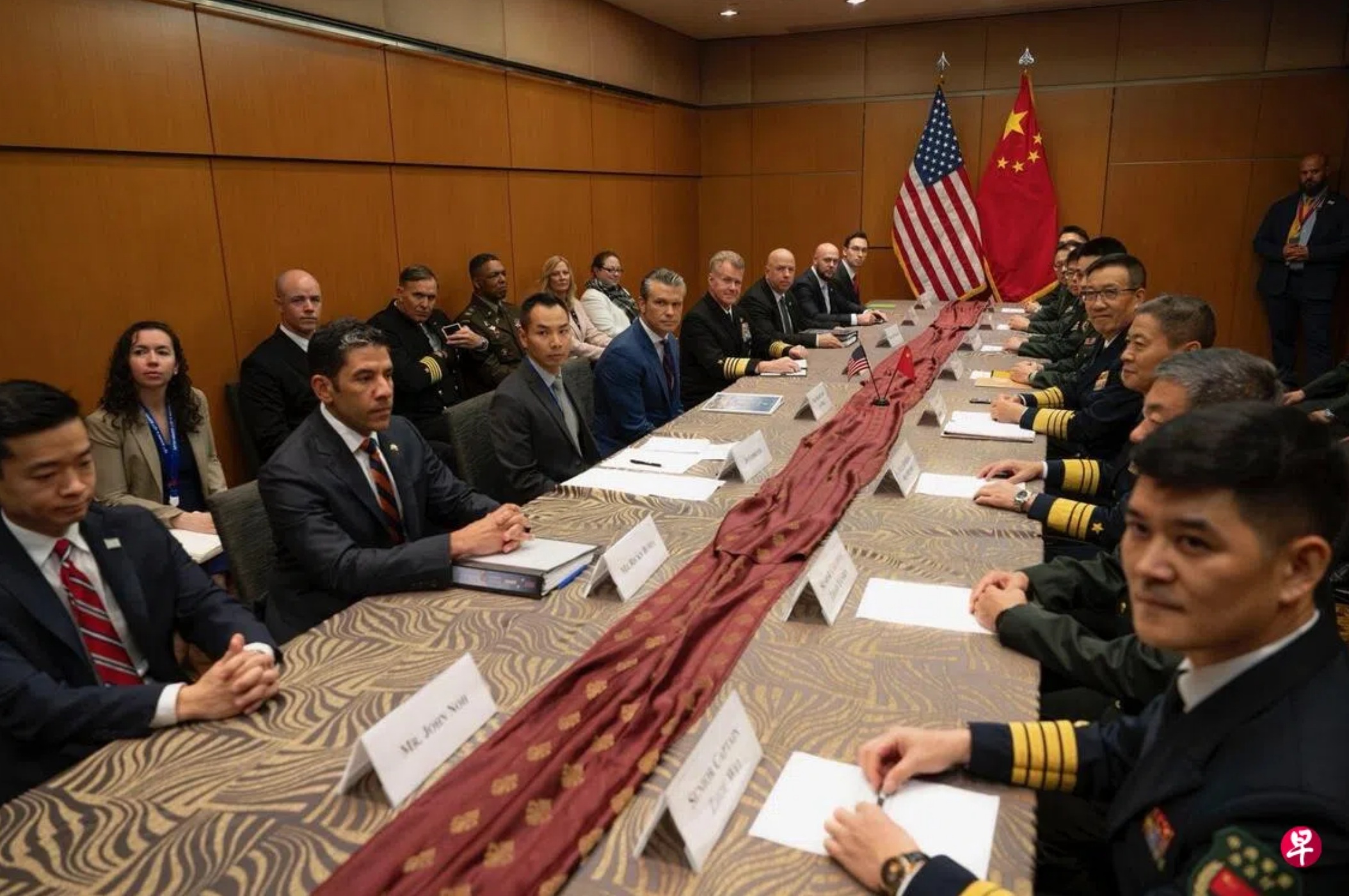 美国战争部长赫格塞斯（长桌左侧左四）星期五（10月31日）在吉隆坡首次与中国防长董军（长桌右侧右四）举行 ...