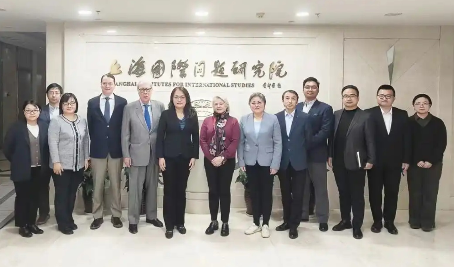 董云裳（中）随美国外交政策全国委员会代表团到访上海国际问题研究院