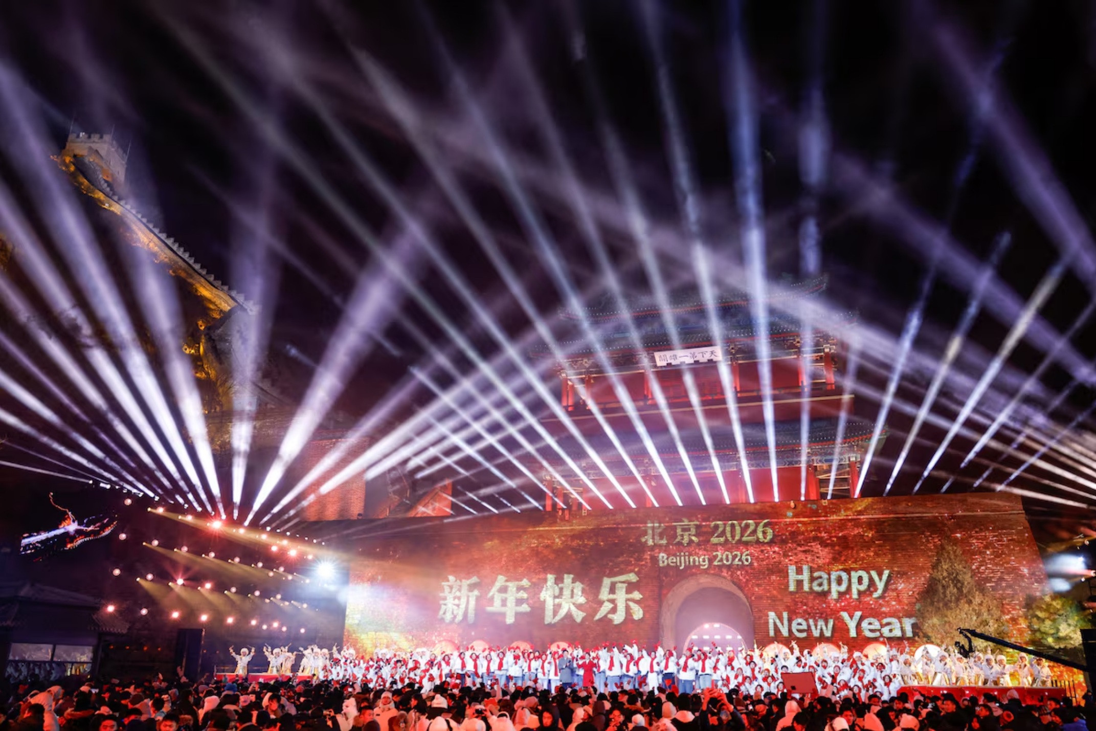 在中国北京居庸关长城，人们聚集在一起参加新年庆祝活动。