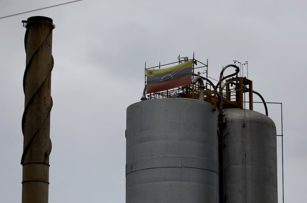 委内瑞拉国旗在委内瑞拉国家石油公司（PDVSA）位于委内瑞拉卡贝略港的埃尔帕利托炼油厂升起 ...