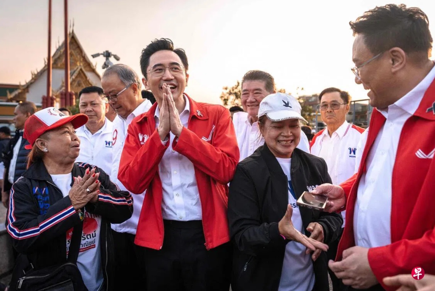 为泰党头号首相候选人裕差南（前排左二）星期四（1月8日）在曼谷举行的为泰党首场大型演讲集会上向支持者致 ...