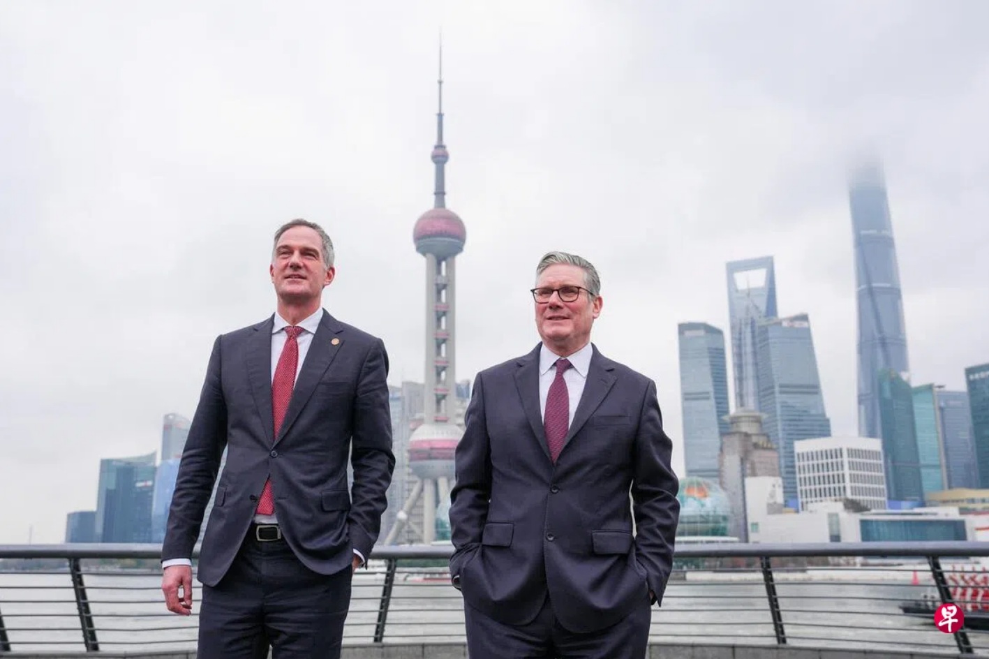 英国首相斯塔默（右）与英国商贸部长凯尔1月31日到访上海，并参观外滩
