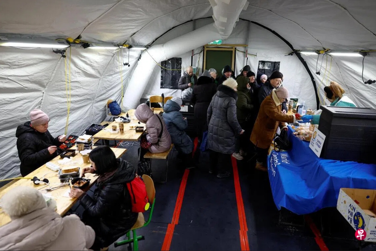 1月30日，乌克兰首都基辅电供中断，居民们在政府设立的帐篷内享用热餐、取暖、充电，相互扶持 ...