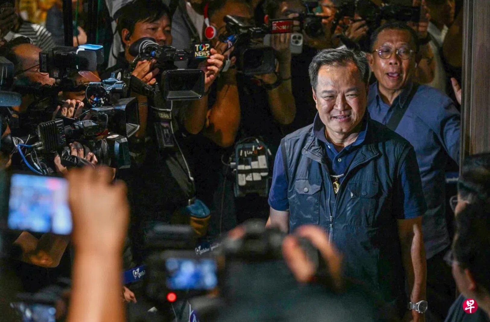 星期天（2月8日），泰自豪党党魁阿努廷抵达位于曼谷的党总部观看开票结果 ...