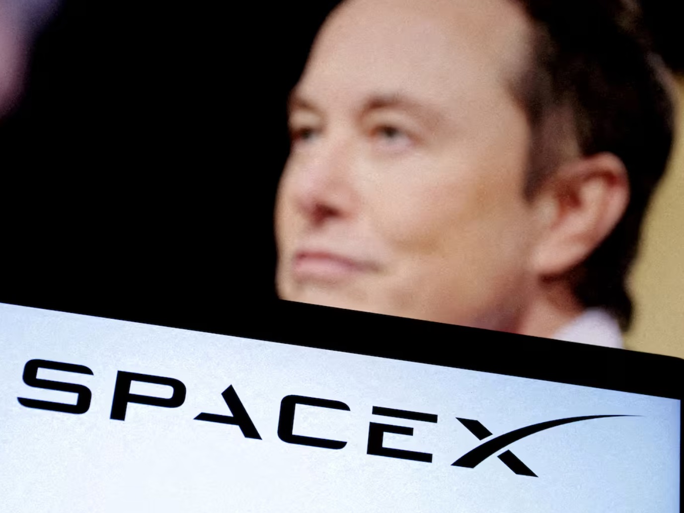 SpaceX的标志和埃隆·马斯克的照片