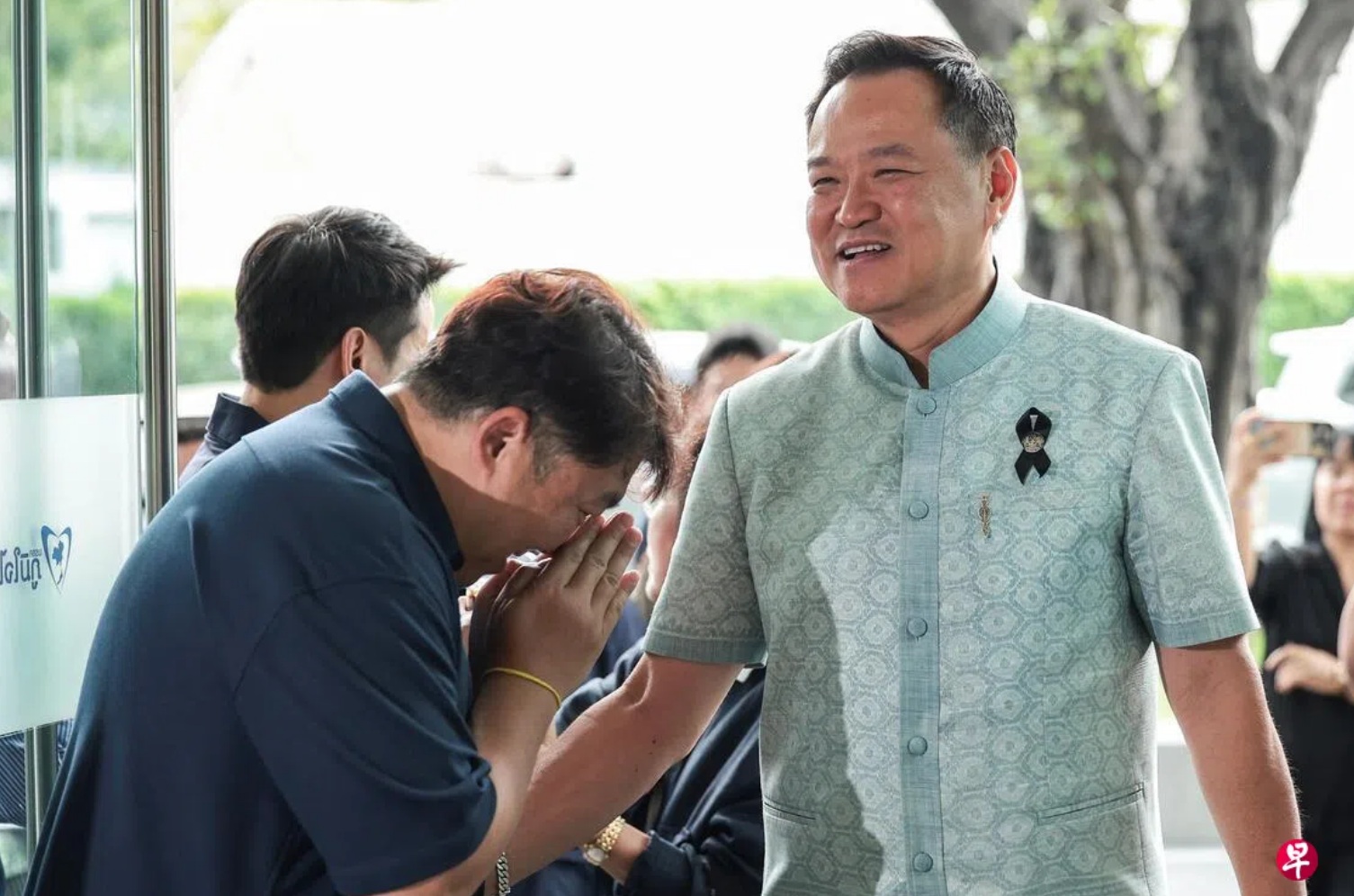 泰国看守首相阿努廷（右）