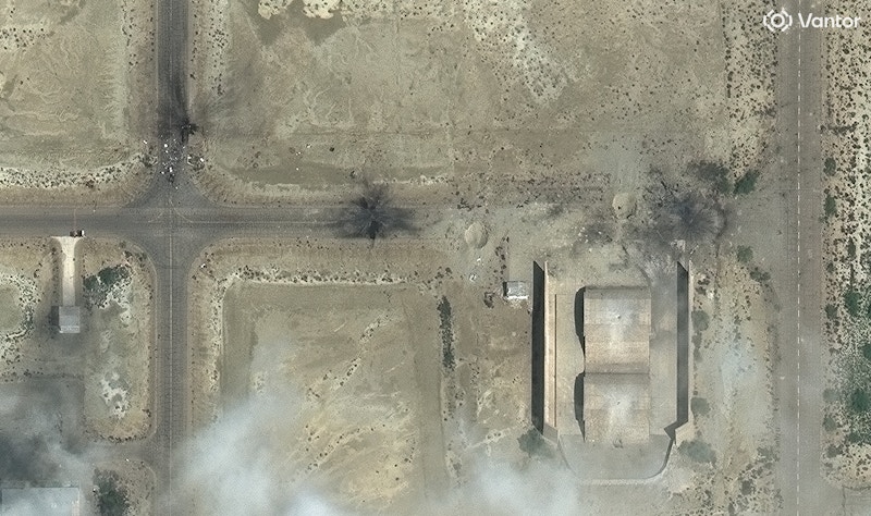 3月4日，伊朗科纳拉克空军基地遭到精​​确打击的卫星图像