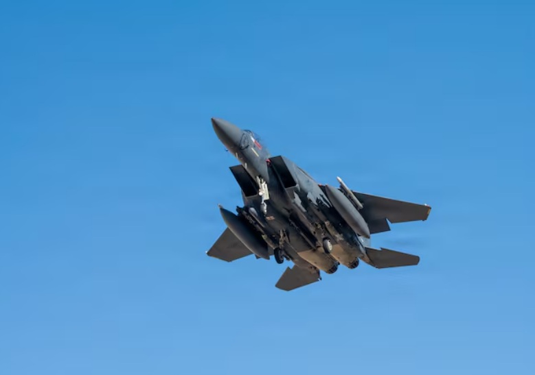 一架美国空军F-15E“攻击鹰”战斗机在伊朗战争期间执行“史诗狂怒行动”支援任务 ...